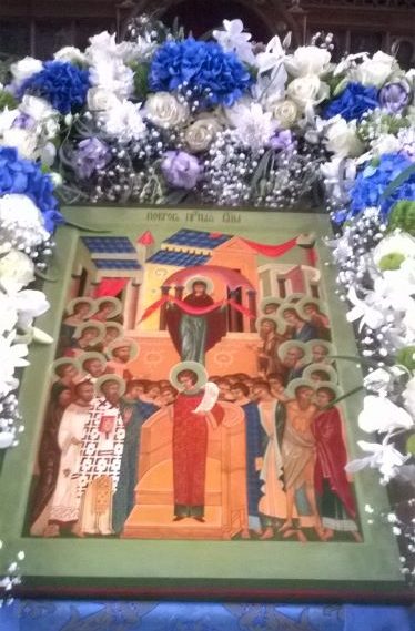 Icône entourée de fleurs lors de la fête de la Mère de Dieu de Touyte Protection - Axinino-Russie- octobre 2016
