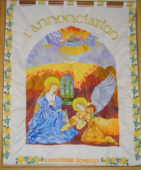 L'ange à genoux devant la Vierge lui annonce qu'elle sera la Mère du Sauveur.