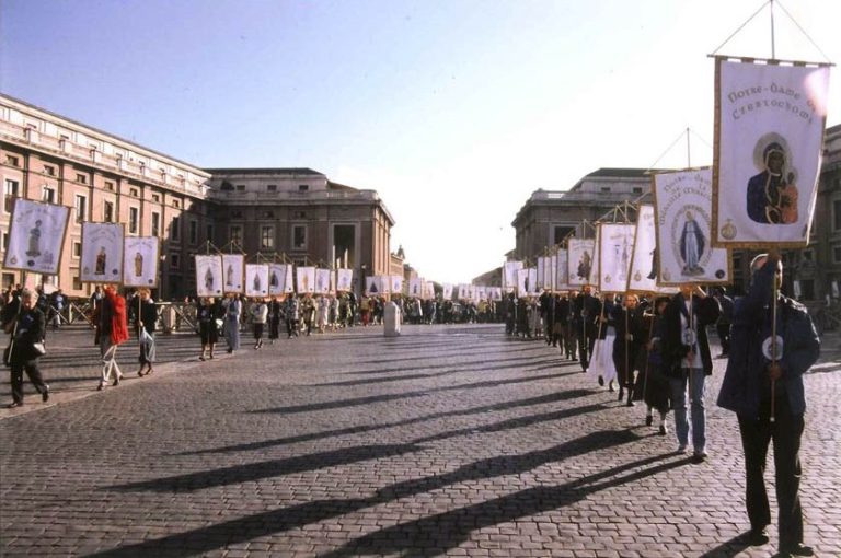 Vue du pavé et des fils de porteurs de bannières - Place saint Pierre de Rome - Toussaint 2000