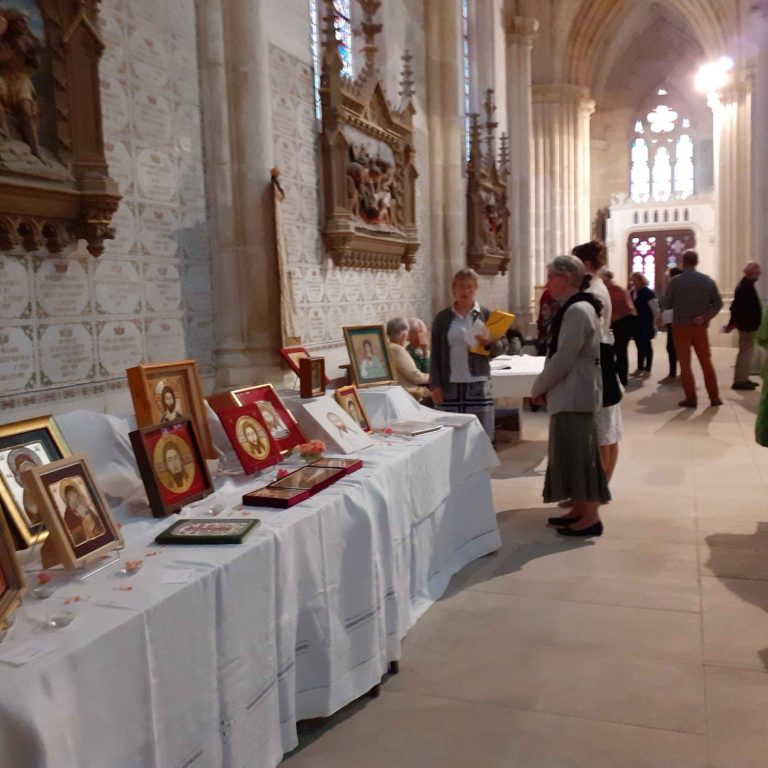 Bas côté de la Basilique de Chateauneuf sur Cher avec exposition des icônes brodées